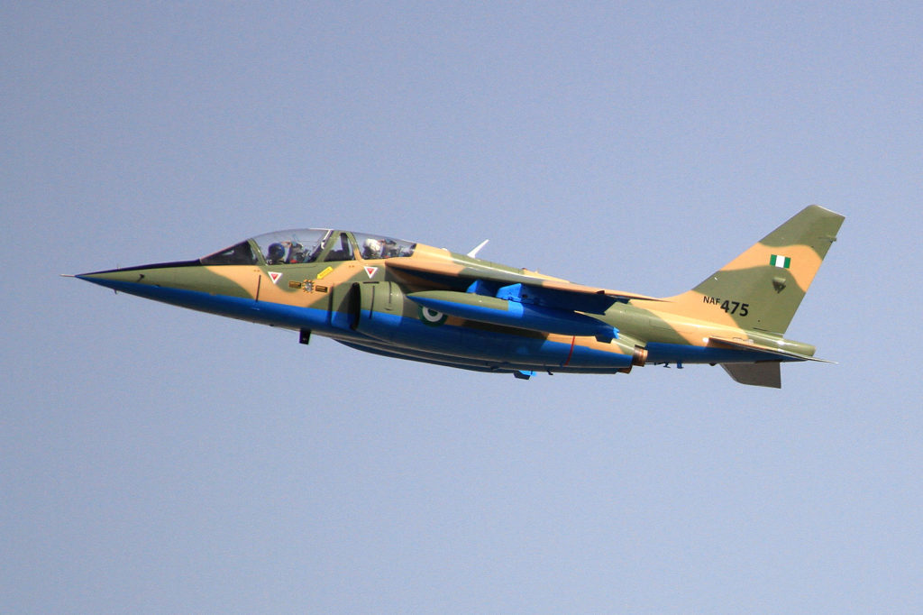 Alpha Jet nigeriano é abatido. Um exemplar similar ao visto acima foi derrubado em uma missão de combate aos "bandidos" no dia 18 de julho (Foto: Foto: Pedro De La Cruz Massanet). 