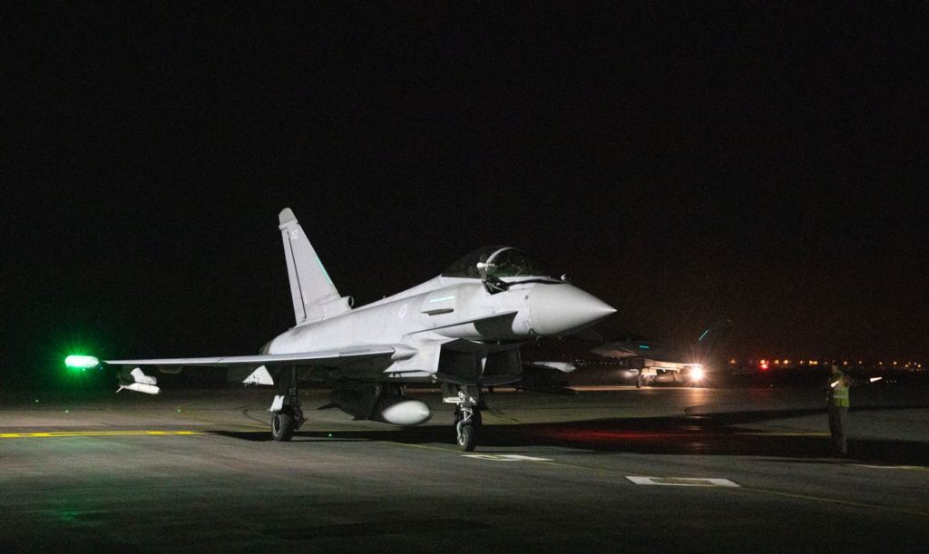 Pilones "limpos"! O RAF ZK352 regressa a RAF RAF Akrotiri, após lançar suas Storm Shadow na noite de 22 de março (Foto: RAF).