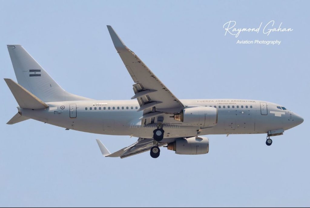 Voou o novo Boeing 737NG da Força Aérea Argentina. O pouso do 2-ACSM (futuro T-99) foi registrado pelo spotter Raymond Gahan, que publicou a imagem no seu Facebook. (Foto: Raymond Gahan).