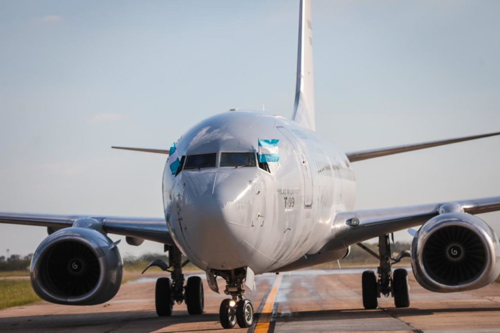 Força Aérea Argentina socorre a companhia aérea Flybondi com seu Boeing 737-700 (Foto: FAA).