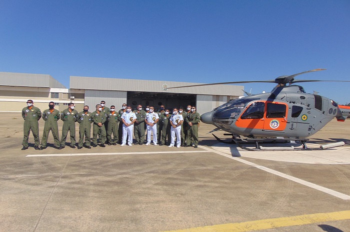 Militares do DAE-OPERANTAR ao lado de um UH-17 na BAeNSPA (Foto: MB).