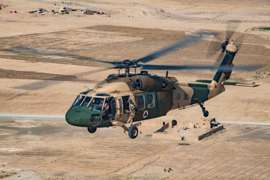 O Exército do Afeganistão opera cerca de uma dúzia de UH-60A+ Black Hawk (Foto: MD).