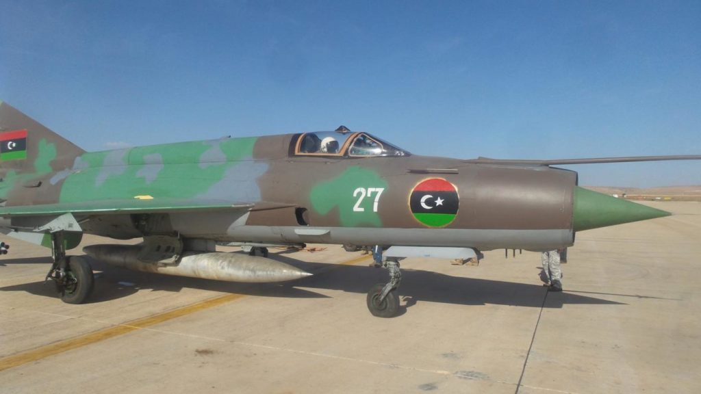 Acidente com MiG-21 na Líbia. O MiG-21 da LNAAF caiu durante um desfile militar em Benghazi (Fonte: Redes Sociais).