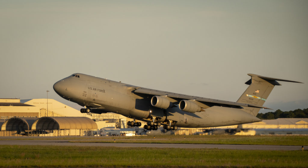 USAF irá atualizar os aviônicos dos C-5M (Foto: USAF/Samuel King Jr.).