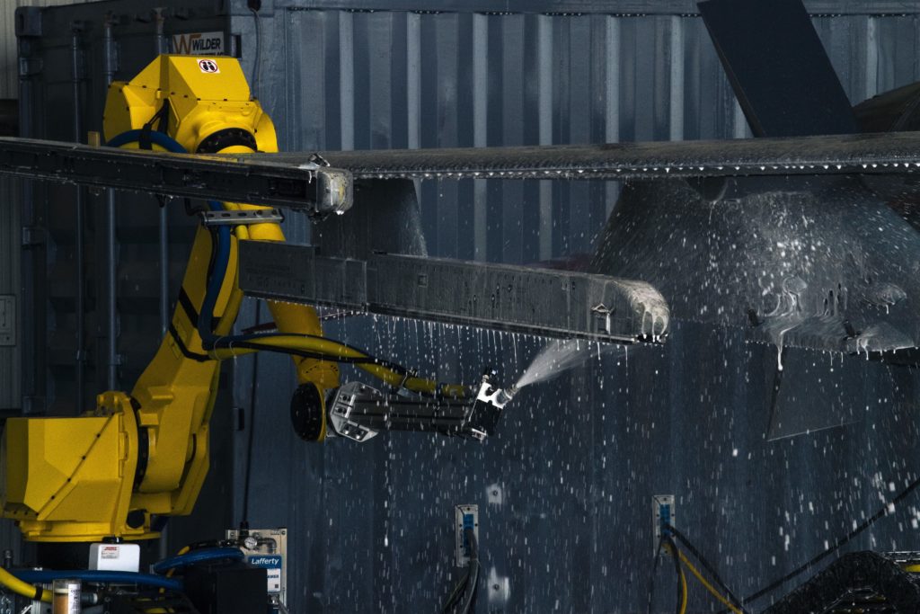 Sistema da Wilder Systems para lava jato foi adaptado a partir de robôs de linha de montagem industrial aeronáutica (Foto: USAF). 