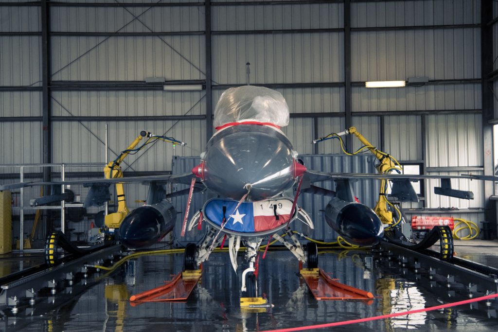 Robô executa a lavagem de um F-16 da 149th FW no Texas (Foto: USAF/149th FW).