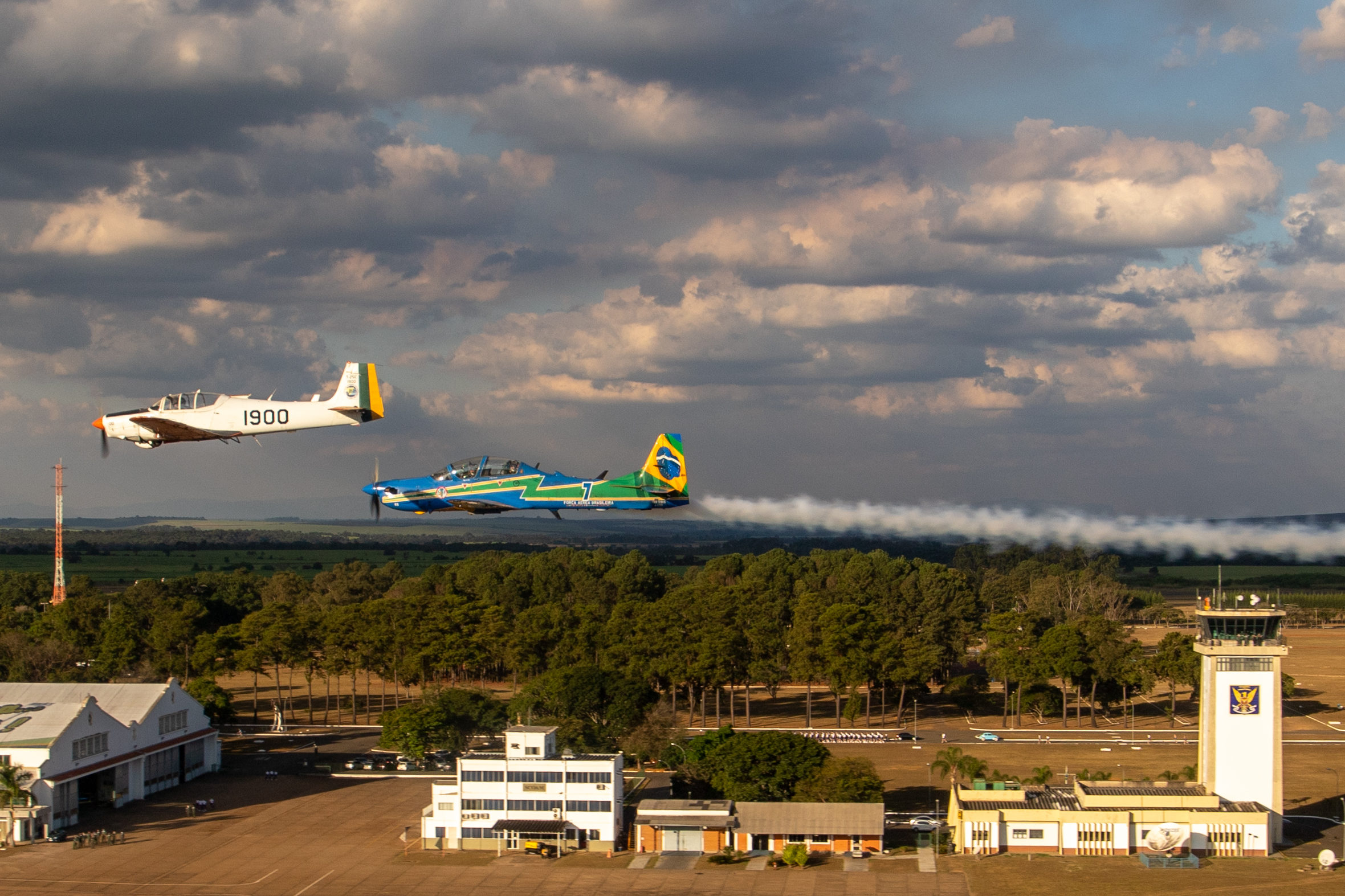 Fumaça anuncia novos integrantes para 2022. T-25 do 2º EIA pilotado pelo Tenente Aviador André Nery Lima Bezerra é escoltado por A-29B da Fumaça (Foto: FAB/EDA/Suboficial Ribeiro).