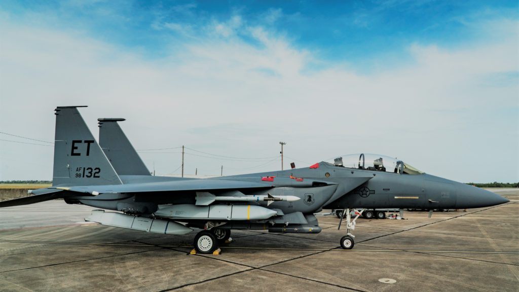 Strike Rodeo: F-15E carregado com cinco JASSM. O F-15E Strike Eagle AF 98-0132 é carregado com cinco JASSM na Base Aérea de Eglin, Flórida, em 11 de maio de 2021 como parte do Projeto Strike Rodeo do 85th TES (Foto: USAF).
