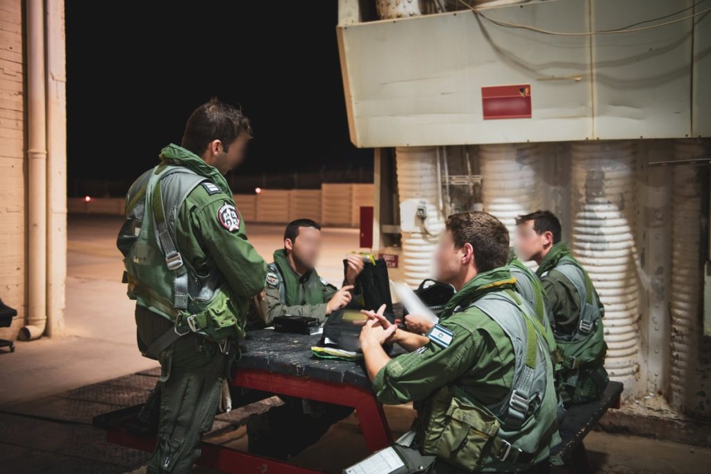 IAF: Operação Guardian of the Walls - ATUALIZADO. Tripulações de F-15I se preparando para mais uma missão (Foto: IAF).