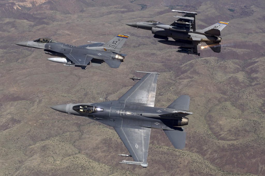 Como a USAF pretende manter seus F-16C/D em serviço por vários anos, a tendência é haver novas encomendas via FMS por parte de aliados (Foto: USAF)