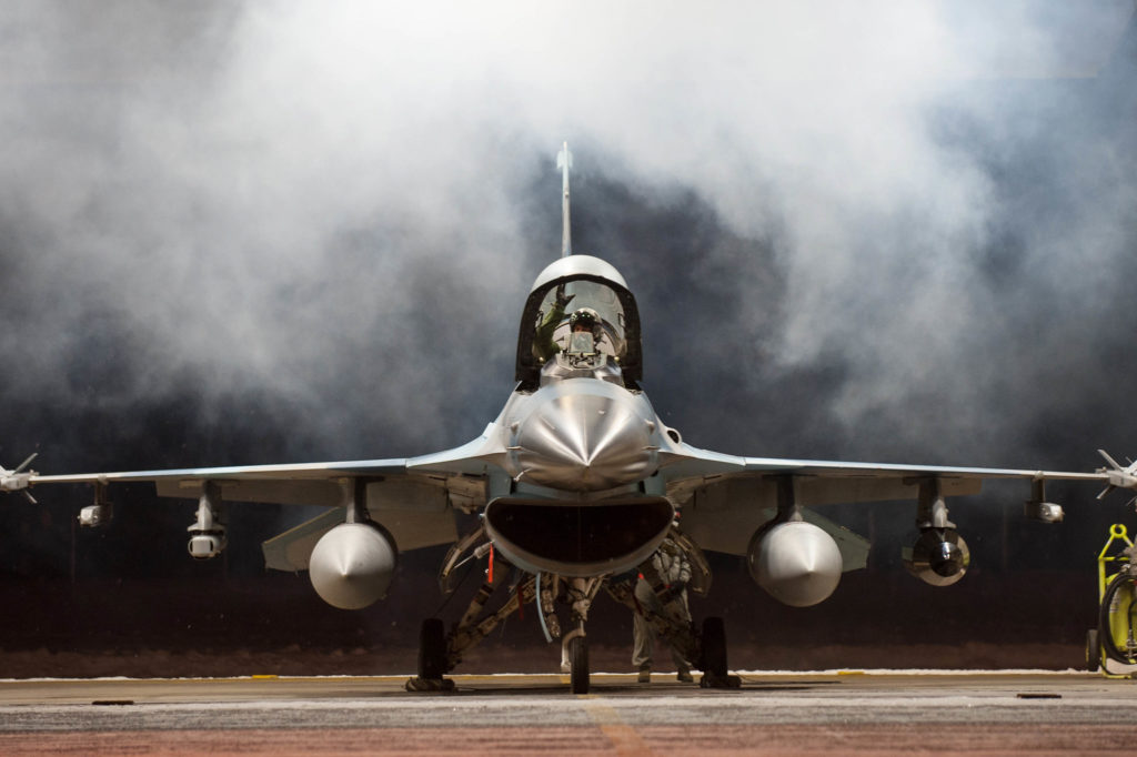 O F-16 poderá voar por 100 anos e atingir a marca de 5 mil unidades produzidas (Foto: USAF).