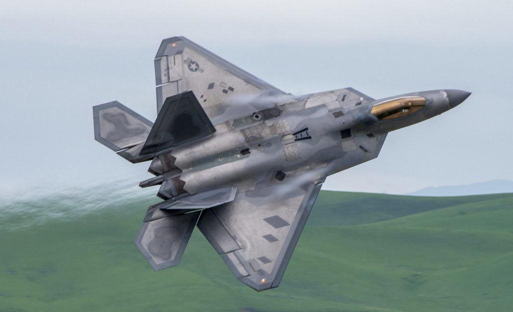 EUA estuda dar uma capacidade "super furtiva" ao F-22 (Foto: USAF).
