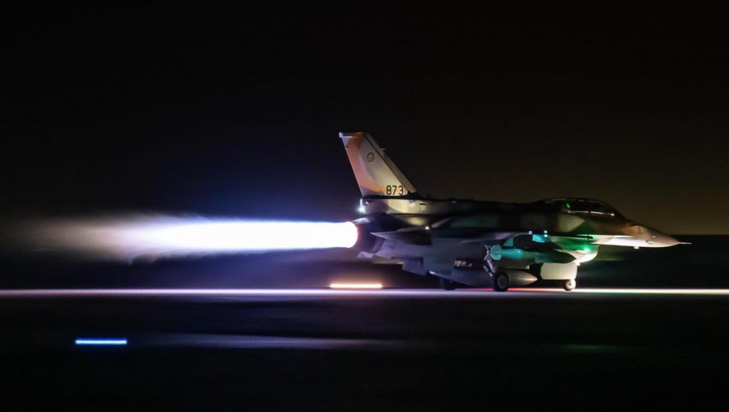 IAF - Controlando 160 aeronaves em uma missão de guerra. F-16I decola para uma missão de ataque durante a Operação Guardian Off the Wall (Foto: Amit Agronov).