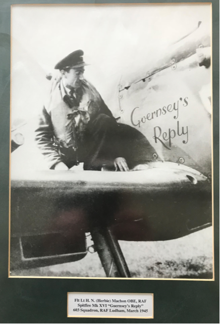 O Tenente Herbert Machon OBE. ‘Herbie’. e seu Spitfire Mk.XVI “Guernsey's Reply” (Foto: RAF).