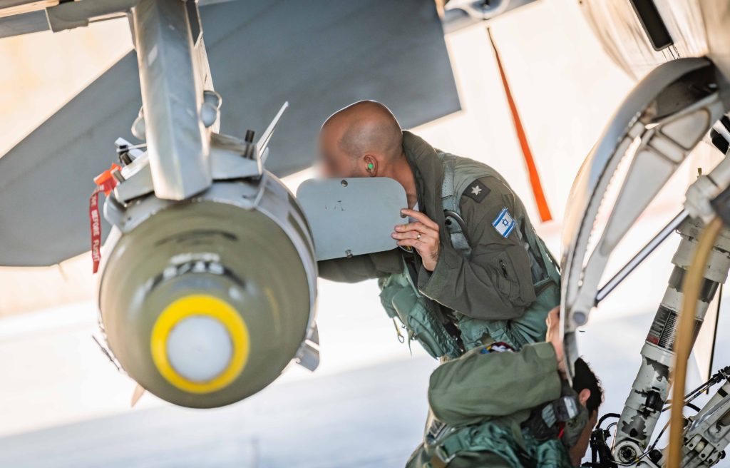 Operação Guardian of the Walls -  Atualizado 19/Maio. Piloto de F-16D da IAF checa uma JDAM (Joint Direct Attack Munition).