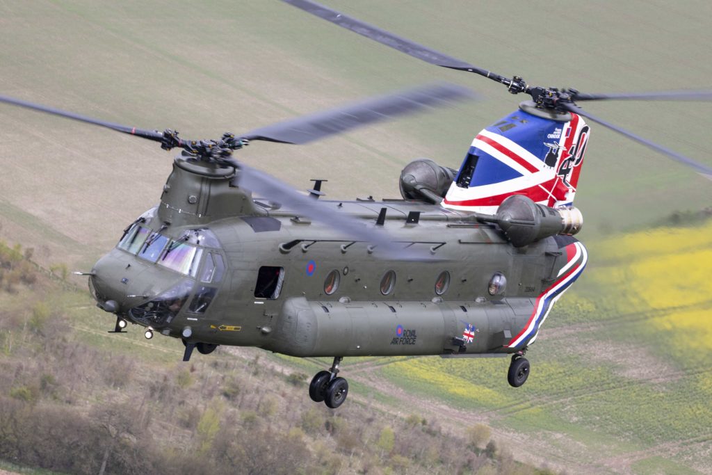 RAF celebra os 40 anos dos helicópteros Chinook. O  Chinook ZD984 com o esquema de cores de 40 anos na RAF (Foto: RAF Odihan).