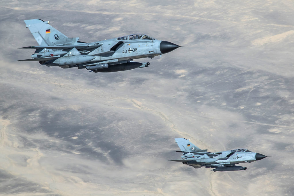 Dois Tornados (ECR 46+46 e o IDS 43+38) voam na ala. O plano é substituir eles pelos F/A-18E/F e EA18G a partir de 2025 (Foto: Luftwaffe).