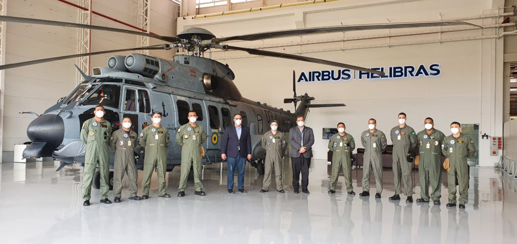 Equipe do HU-41 na Helibras para recebimento do UH-15 N-7102 (Foto: Helibras).