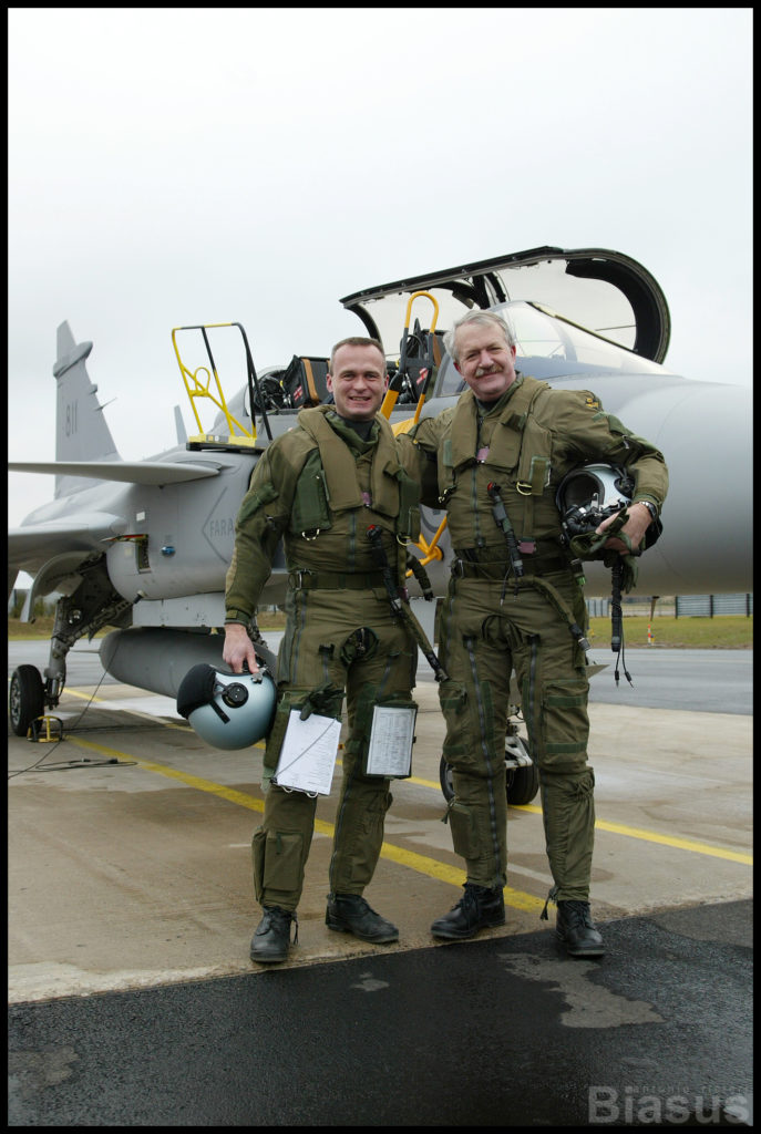 O piloto de testes da SAAB, Stig Holmström e o então adido da FAB Coronel-Aviador Biasus (Foto: Antonio R Biasus).