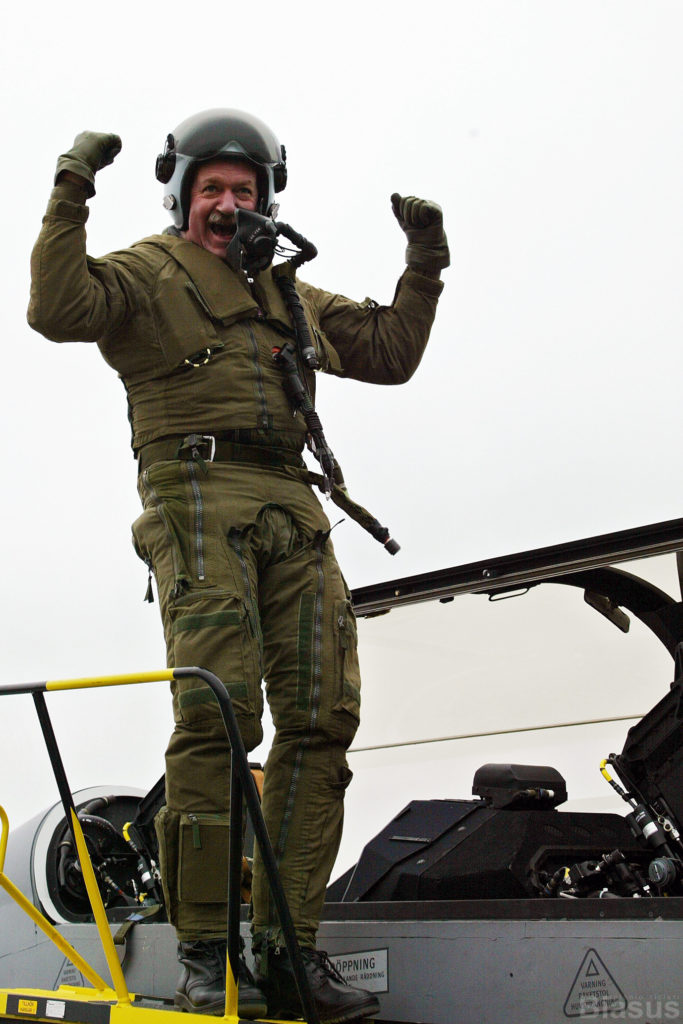 O Coronel-Aviador Biasus logo após o voo (Foto: Antonio R Biasus).