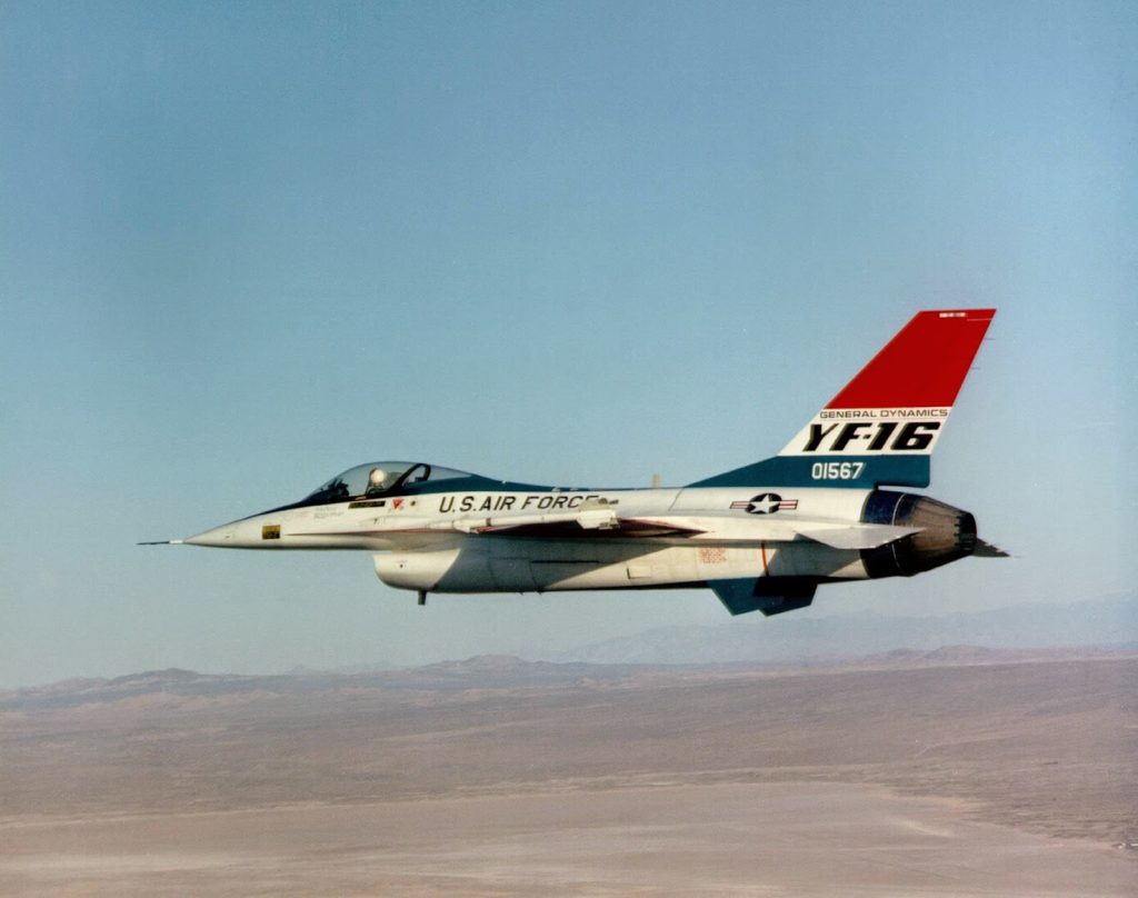Protótipo do YF-16 ainda fabricado pela General Dynamics em seus primeiros de ensaio em 1974. Hoje são 4550 aeronaves já produzidas (Foto: USAF).