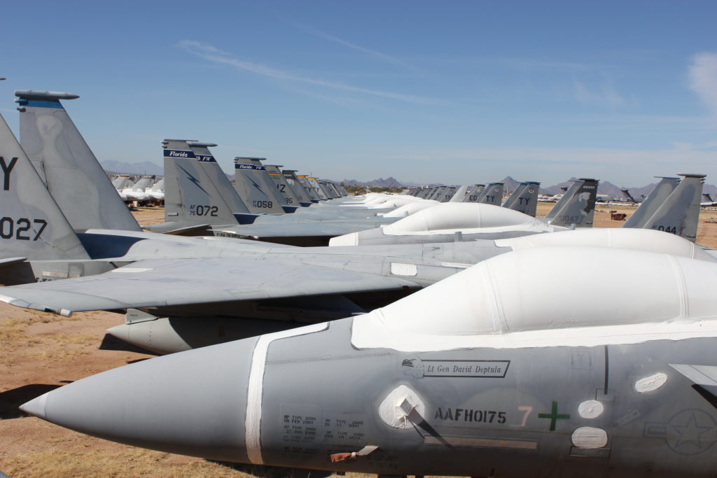 A USAF quer colocar no deserto 421 aeronaves de caça F-15. F-16 e A10 até 2026 (Foto: USAF).