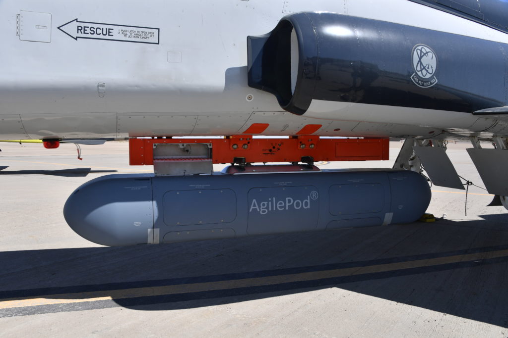 USAF testa novo conceito de PNT em um AgilePod. AgilePod preso ao Center line de um T-38C do 586th TFS (Foto: AFRL).