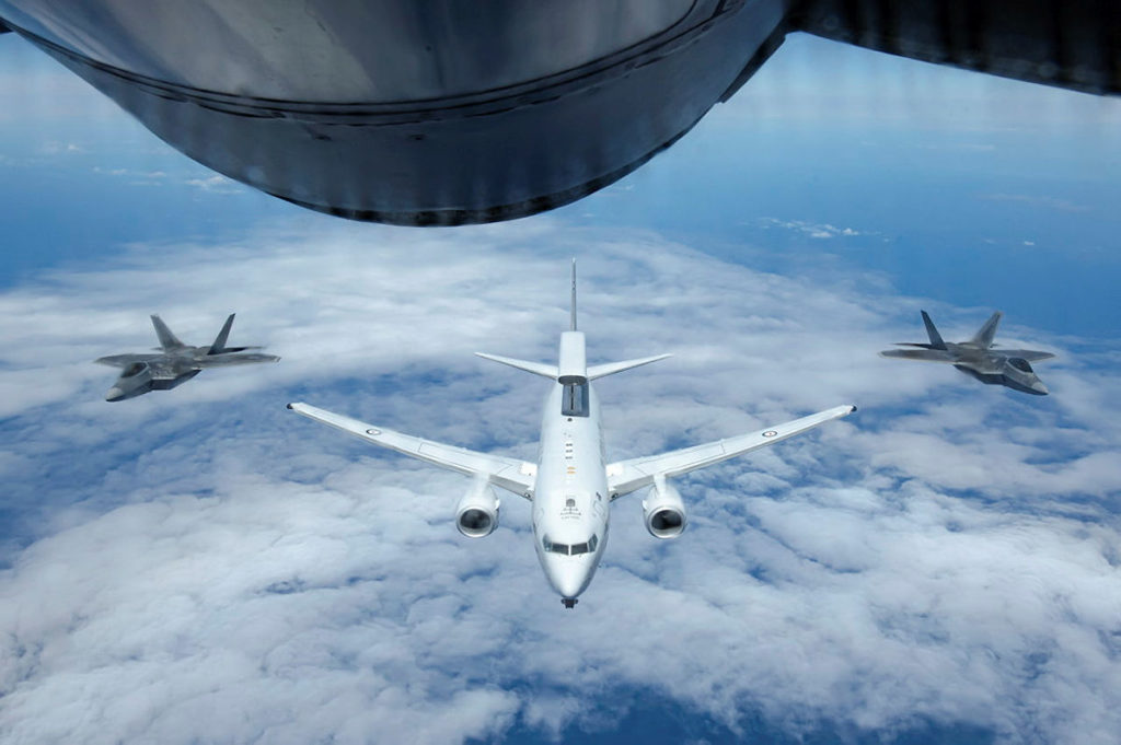 Bela imagem  do E-7A Wedgetail RAAF A30-006 do 2 Sq  ao lado dos F-22A do 199th FS na Pacific Edge 21, visto do KC-135 do 203Rd ARS (Foto: USAF).