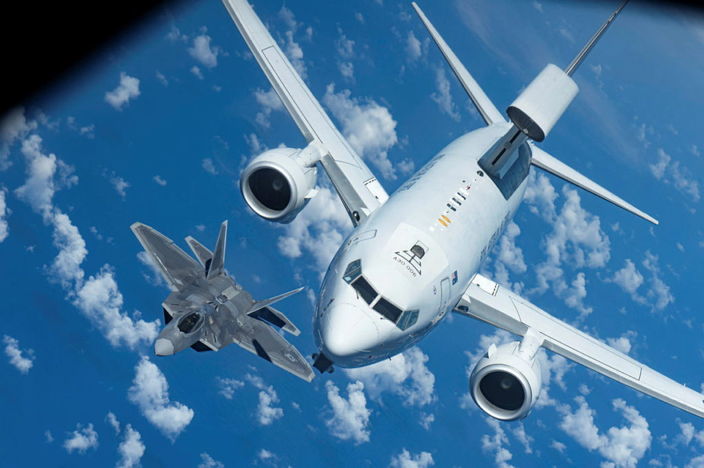 Bela imagem  do E-7A Wedgetail RAAF A30-006 do 2 Sq  ao lado dos F-22A do 199th FS na Pacific Edge 21, visto do KC-135 do 203Rd ARS (Foto: USAF).