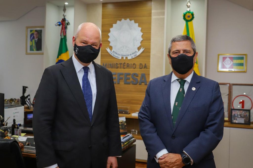 Brasil quer ampliar acordos de cooperação com o UK. Embaixador do Reino Unido (esquerda), Peter Wilson e o Ministro da Defesa, Walter Souza Braga Netto,em Brasília (Foto: Antonio Oliveira).
