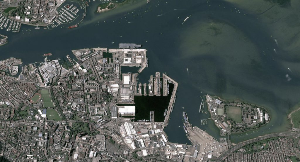 Airbus fornecerá vigilância marítima por satélite à Royal Navy. Imagem feita pelo satélite Pléiades em 3 de agosto de 2017 do HMS Queen Elizabeth no porto de Portsmouth, Inglaterra (Foto: Airbus).