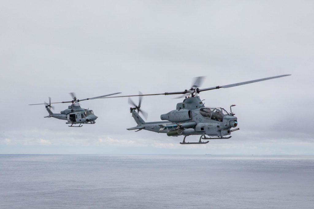 USMC: AH-1Z e UH-1Y ultrapassam 400 mil horas de voo. A frota mista H-1, composto pelos UH-1Y e o UH-1Y chegou a marca de 400 mil horas de voo desde a sus implantação em 2010 (Foto: USN).