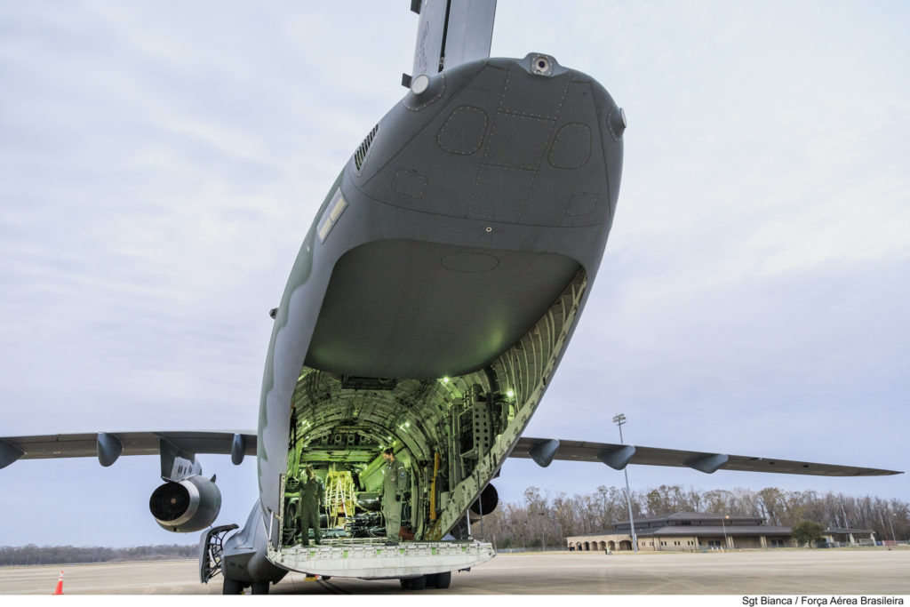 kit VIP é instalado pela rampa traseira do KC-390 (Foto: FAB/Sgt Bianca).