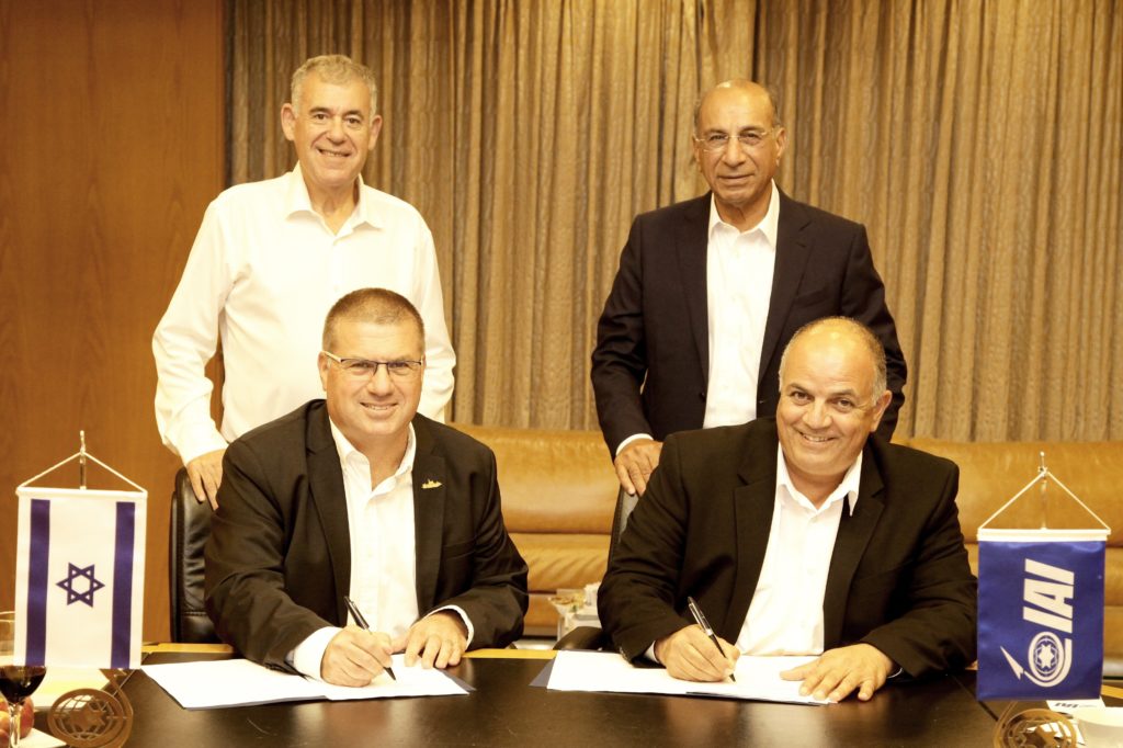 IAI e Israel Shipyards assinam MoU. A esquerda Samy Katsav - Presidente Israel Shipyards Ltd e a direita Boaz Levy - Presidente e CEO do IAI (Foto: IAI).