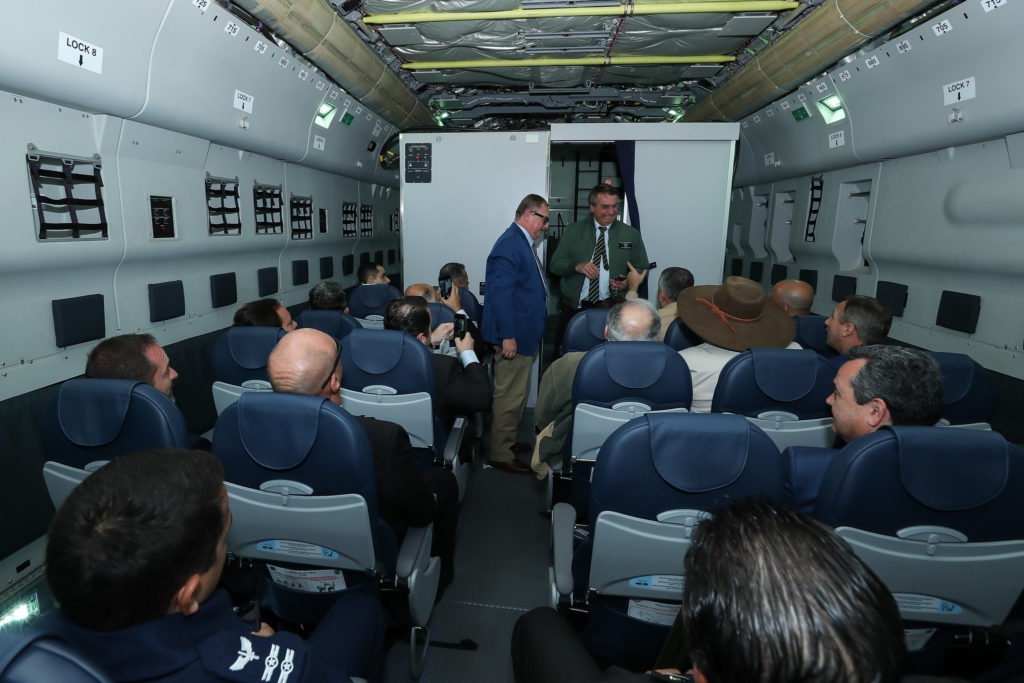 Kit VIP instalado do KC-390 FAB 2856 (Foto: Isac Nóbrega/PR).