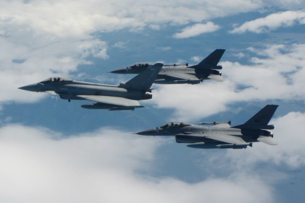 Um  FGR4 do II(AC) voa ao lado de dois F-16AM do 331 Skvadron da RNoAF com sede em Bodø, Noruega (Foto: RAF).
