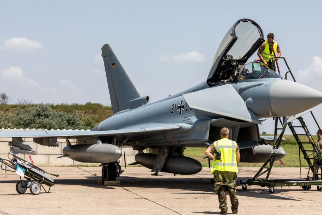 OTAN: RAF e Luftwaffe concluem treinamento. Typhoon da GAF na Romênia (Foto: OTAN).