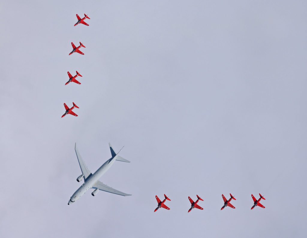 Os Hawk T1 dos Red Arrows na ala do Poseidon ZP804 do 120 Sq (Foto: Cpl Adam Fletcher).
