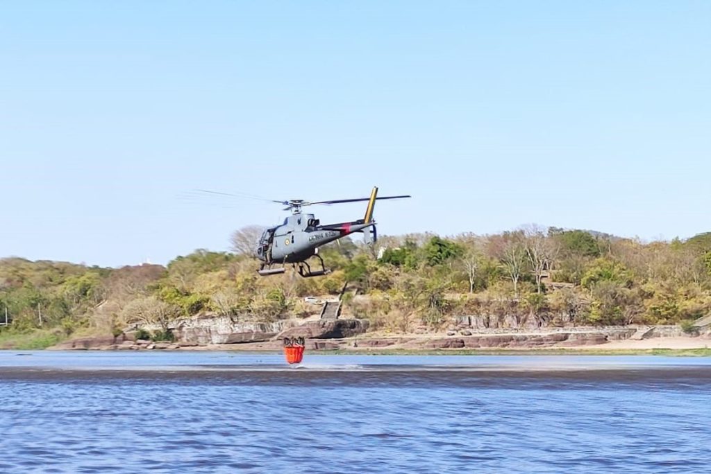 Marinha combate incêndio no Pantanal. O Gavião Pantaneiro 57 (UH-12 N-7057) com o Bambu Bucket, durante o combate ao foco de incêndio no Pantanal (Foto: Marinha do Brasil).