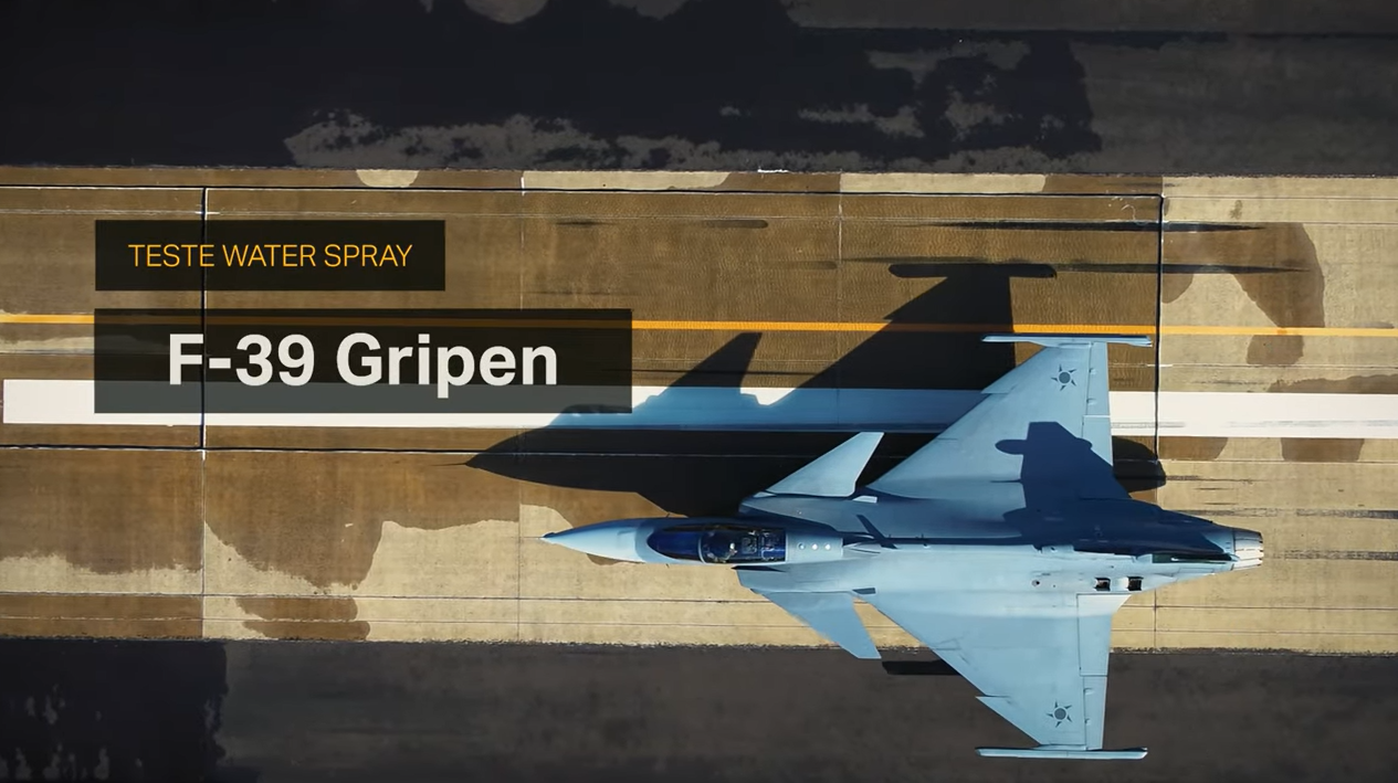 Gripen Brasileiro realiza teste Water Spray (Foto: Saab).