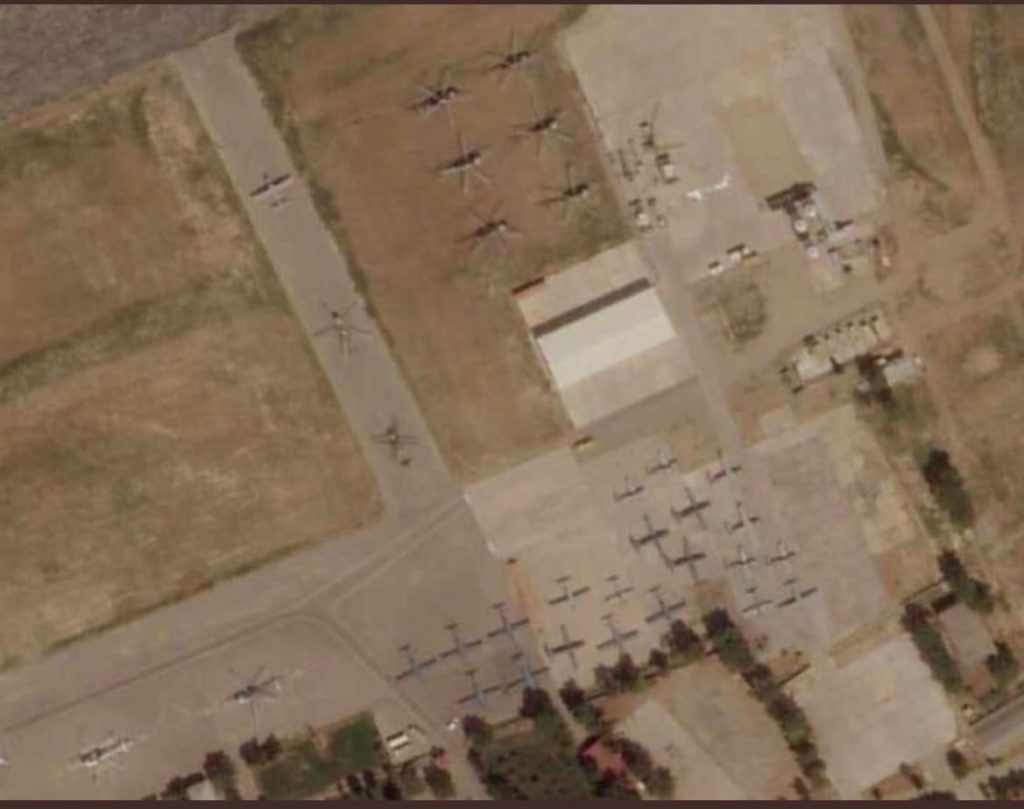 Aeronaves Afegãs em Termez - Uzbequistão. Imagem de satélite mostra diversas aeronaves da AFF que fugiram do Talibã na semana passada estocadas no Uzbequistão (Foto: Imagem Satélite USAF).