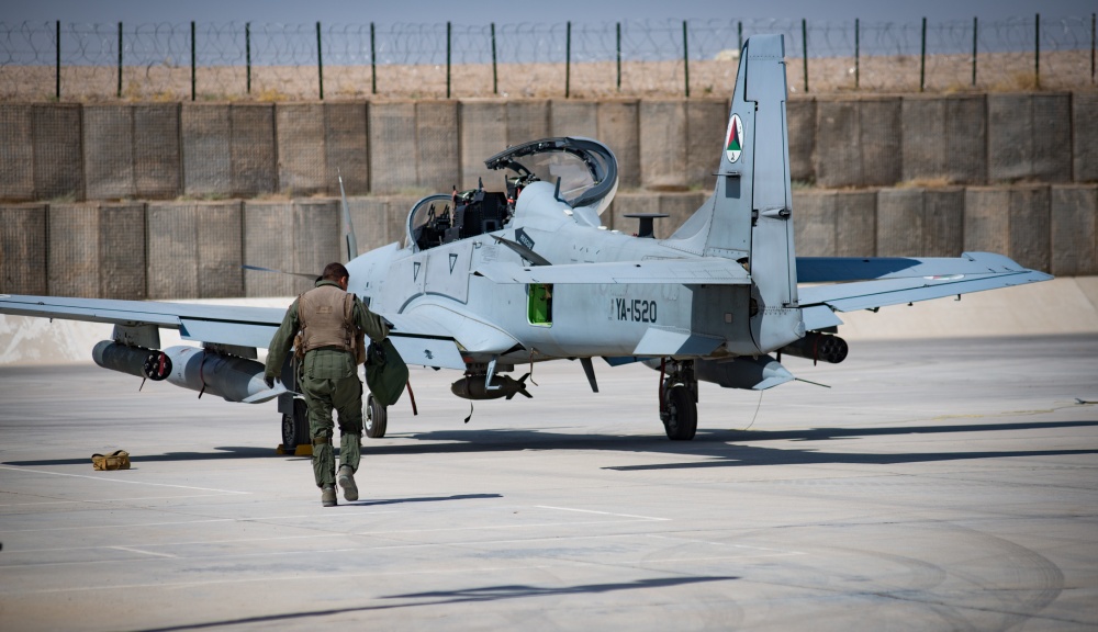 Pilotos Afegãos refugiados no Uzbequistão vão para Doha (Foto: USAF).