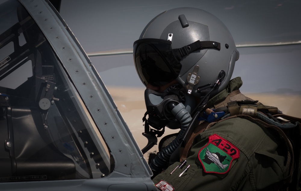 Talibã caçou pilotos de A-29 Afegãos. Nem só pilotos de A-29 estava na "mira do Talibã". Pilotos de aeronaves de transporte e de helicópteros eram alvos também (Foto: USAF).