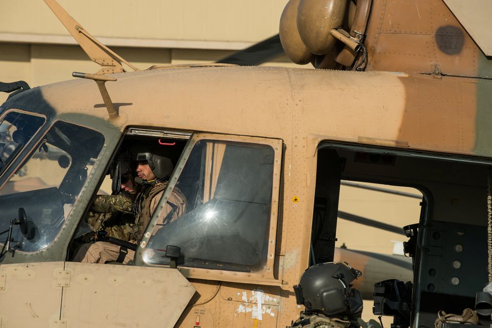 Talibã caçou pilotos de A-29 Afegãos. Nem só pilotos de A-29 estava na "mira do Talibã". Pilotos de aeronaves de transporte e de helicópteros eram alvos também (Foto: USAF).