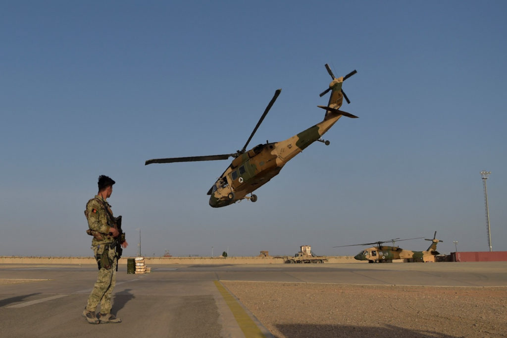 Ao menos seis UH-60A da AAF estão refugiados em Termez (Foto: USAF). 
