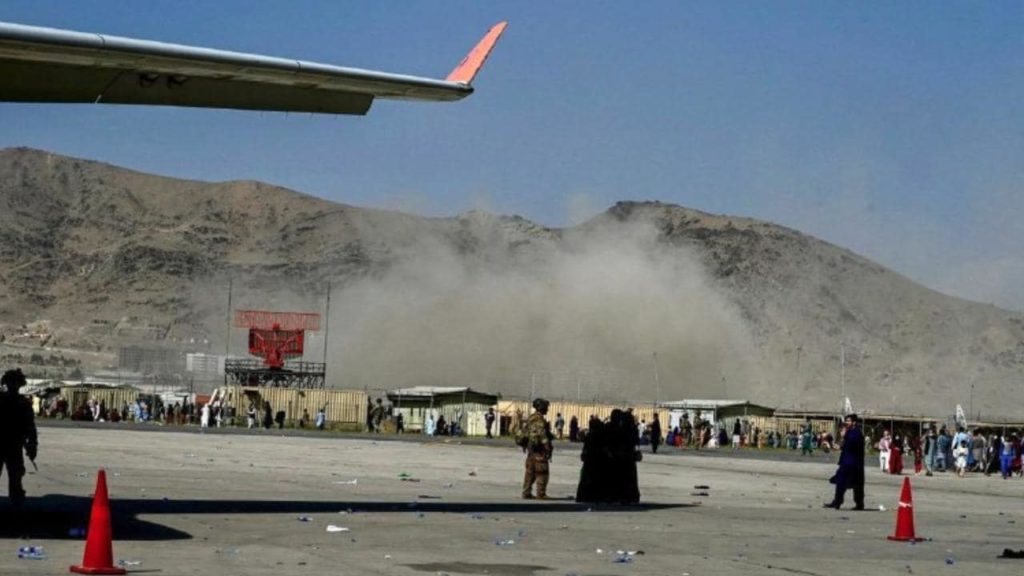 Treze militares e mais de 60 civis mortos em ataque terrorista no aeroporto de Cabul (AFP).