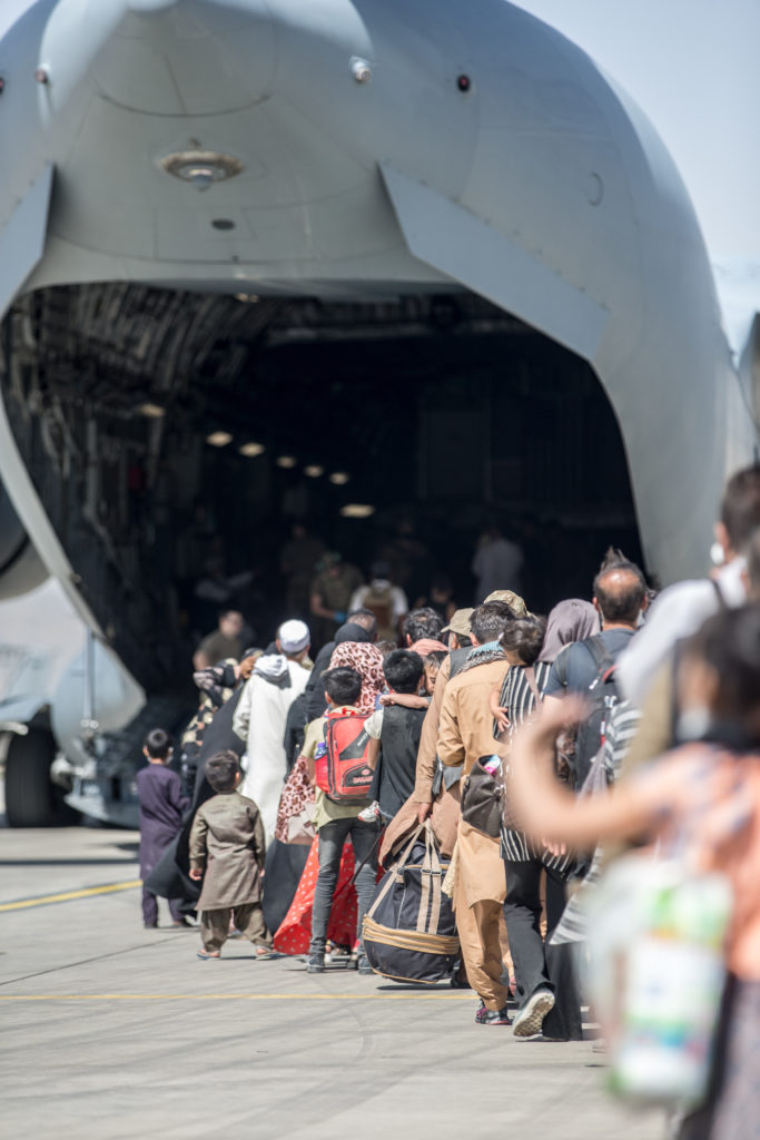 Famílias de americanos e afegãos rumam para um  Boeing C-17 Globemaster III da USAF no Aeroporto Internacional Hamid Karzai, Cabul, Afeganistão,. Objetivo fugir do Talibã  (Foto: U.S. Marine Corps Sgt. Samuel Ruiz).