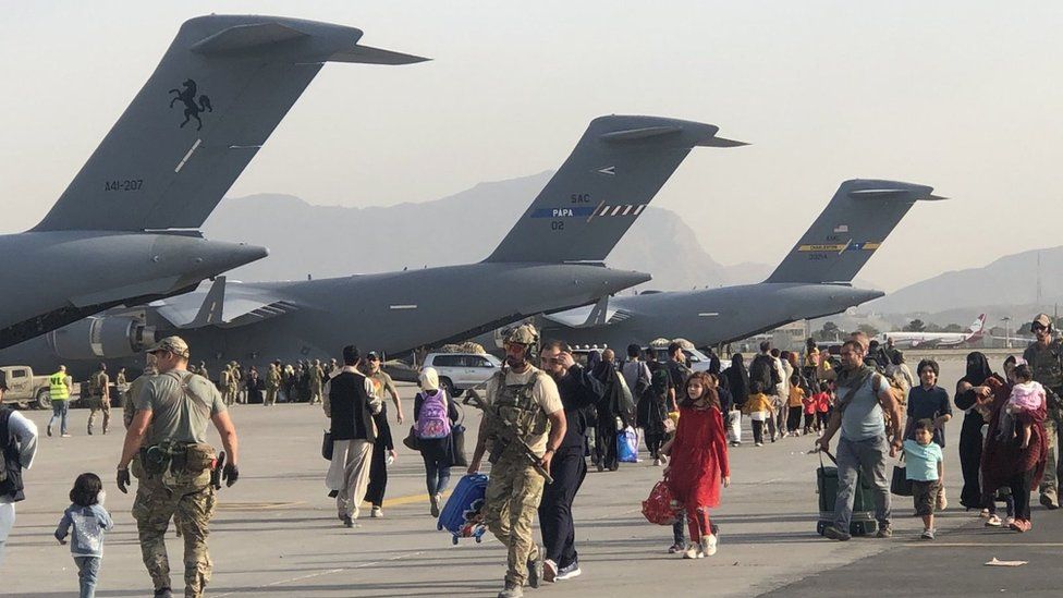 Aviadores receberão medalhas por ações na evacuação de Cabul. A evacuação de Kabul gerou mais de 124 mil evacuadas por parte dos EUA (Foto: USAF).