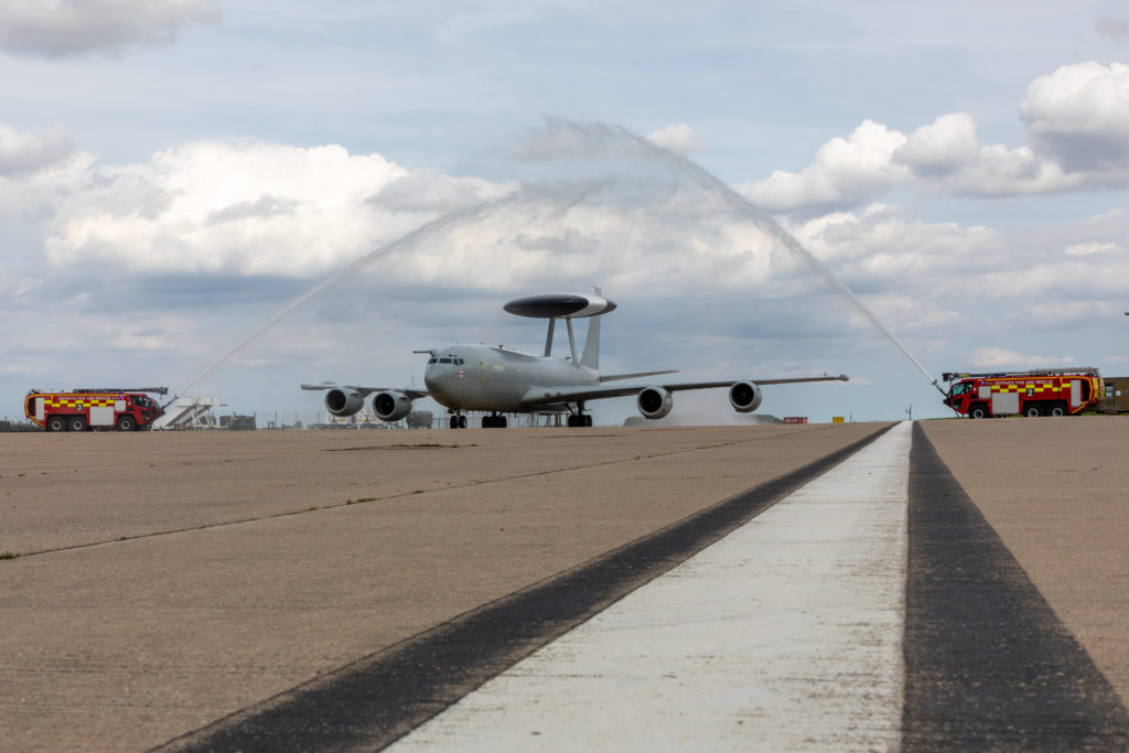 O ZH103 recebendo o water salute na sua despedida da RAF Akrotiri  em 4 de agosto de 2021 (Foto: RAF). 