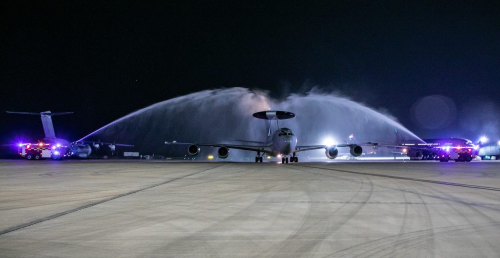 O ZH103 recebendo o water salute na sua chegada a RAF Waddington na noite de 4 de agosto de 2021 (Foto: RAF).
